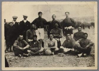 [Première équipe de football de Gigean en 1913]. / Anonyme (photographe).