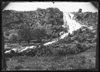 La cascade de l'Estabel à Cabrières en 1909. / [Martial Aubrespy, photographe amateur].