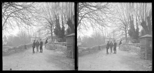 Hommes et cycliste à l'entrée du Pont vieux. / Boulouys, Ernest (photographe).