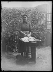 Mme Galéazzi nettoyant du linge. / [Martial Aubrespy, photographe amateur].