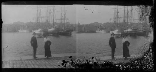 [Couple posant devant des bateaux dans le port]. / François BLAYAC (photographe).