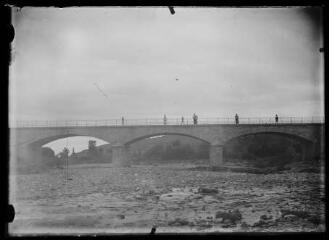 Pont sur la Boyne : vue sur Céressou. / [Martial Aubrespy, photographe amateur].
