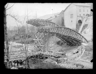Reconstruction du pont détruit pendant la Seconde Guerre mondiale, La Salvétat-sur-Agout. / [SAUNAL, Léon (photographe)]