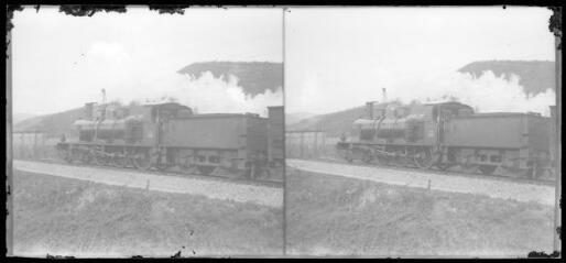 Locomotive à l'entrée du pont de chemin de fer. / Boulouys, Ernest (photographe).