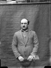 Portrait d'Albert Donadille, boulanger, un béret à la main. / [SAUNAL, Léon (photographe)]