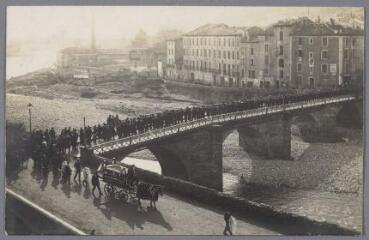 [Obsèques : cortège suivant un corbillard sur le Pont Vieux]. / Anonyme (photographe).
