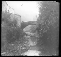 Pont de Rouby enjambant le ruisseau de Nize. / Boulouys, Ernest (photographe).