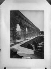 1 vue  - Reproduction d\'une photographie du pont du Gard prise depuis la rive droite du Gardon. / [Anonyme] (ouvre la visionneuse)