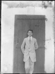1 vue  - Portrait de jeune homme devant une porte. / [Anonyme] (ouvre la visionneuse)