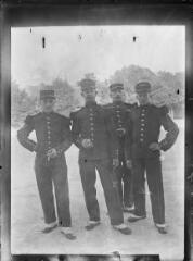 1 vue  - Quatre hommes en uniformes. / [Anonyme] (ouvre la visionneuse)