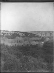 1 vue  - Vue du pont du Gard avec garrigue au premier plan. / [Anonyme] (ouvre la visionneuse)
