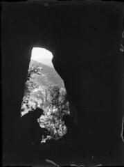 1 vue  - Vue prise depuis une grotte dans la montagne. / [Anonyme] (ouvre la visionneuse)