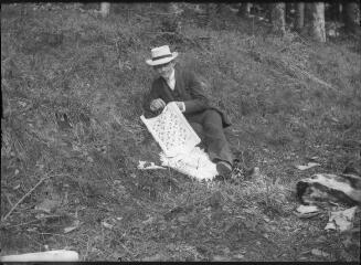 1 vue  - Homme assis dans l\'herbe : chasseur (?). / [Anonyme] (ouvre la visionneuse)