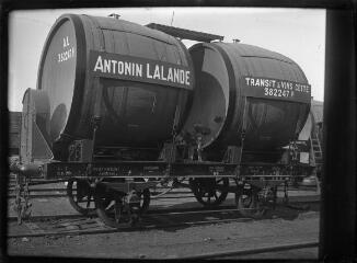 1 vue  - Wagon pour le transport de fûts de vin \'Antonin Lalande, Transit et vins, Cette\'. / [Anonyme] (ouvre la visionneuse)