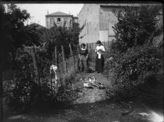 1 vue Deux femmes dans un jardin avec des oies. / [Anonyme]