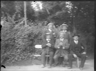 1 vue  - Portrait de groupe : hommes assis sur un banc dans un parc. / [Anonyme] (ouvre la visionneuse)