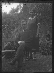 1 vue  - Couple dans un jardin, l\'homme assis devant et la femme en retrait. / [Anonyme] (ouvre la visionneuse)