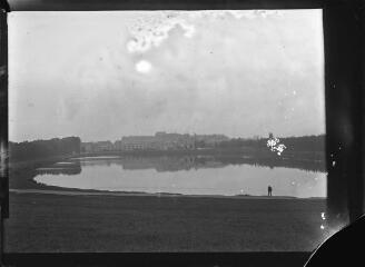 1 vue  - Château de Versailles avec bassin au premier plan. / [Anonyme] (ouvre la visionneuse)