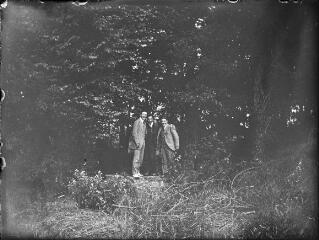 1 vue  - Trois hommes au milieu de la forêt. / [Anonyme] (ouvre la visionneuse)