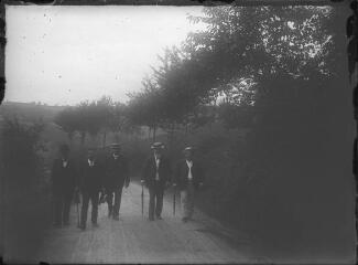 1 vue  - Cinq hommes marchant sur une route de campagne. / [Anonyme] (ouvre la visionneuse)