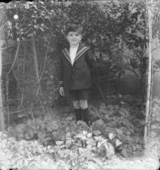 1 vue Portrait d'un petit garçon dans un jardin. / [Anonyme]