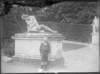 1 vue  - Portrait d\'un enfant devant une statue. / [Anonyme] (ouvre la visionneuse)