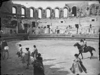 1 vue  - Scène de tauromachie dans les arènes d\'Arles. / [Anonyme] (ouvre la visionneuse)