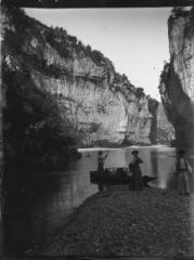 1 vue  - Trois personnes devant une barque au bord d\'une rivière creusée dans des falaises. / [Anonyme] (ouvre la visionneuse)