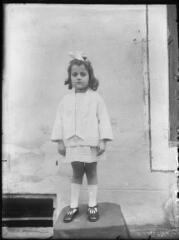 1 vue  - Portrait d\'une fillette debout sur un tabouret. / [Anonyme] (ouvre la visionneuse)