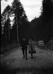 1 vue Couple se promenant sur un chemin forestier. / [Anonyme]