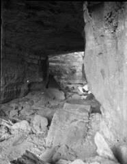 1 vue  - Tunnel dans les rochers à Bramabiau. / [Anonyme] (ouvre la visionneuse)