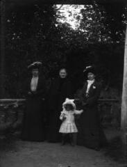 1 vue  - Trois femmes et une petite fille dans un parc. / [Anonyme] (ouvre la visionneuse)