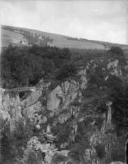 1 vue  - Vue du massif rocheux et du pont au dessus de la cascade d\'Orgon. / [Anonyme] (ouvre la visionneuse)