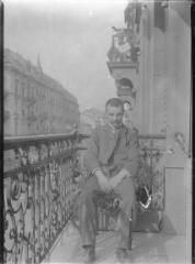 1 vue  - Portrait d\'homme assis sur un balcon. / [Anonyme] (ouvre la visionneuse)