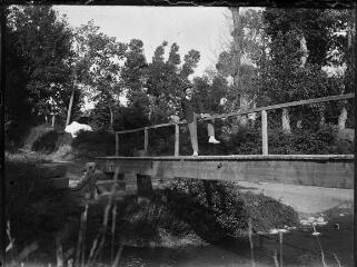 1 vue Homme assis sur la balustrade d'un pont. / [Anonyme]