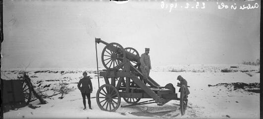 1 vue  - Vue panoramique d\'un canon dans la neige \'DCA\', arbre isolé, 23 février 1916. / [Anonyme] (ouvre la visionneuse)