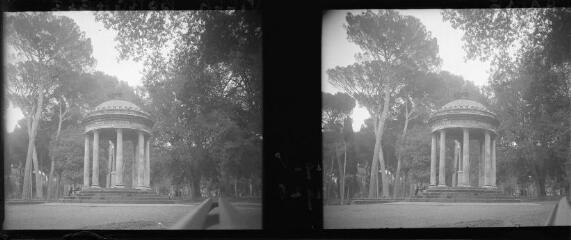 1 vue  - Italie - Rome : Villa Borghese, temple d\'Esculape dans le parc, 19 mai 1926. Tourisme autour de la Méditerranée. / [Famille SOULAS (photographe)] (ouvre la visionneuse)
