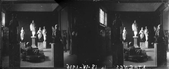 1 vue  - Grèce - Athènes : hommes lisant au milieu de statues dans un musée, 18 avril 1926. Tourisme autour de la Méditerranée. / [Famille SOULAS (photographe)] (ouvre la visionneuse)