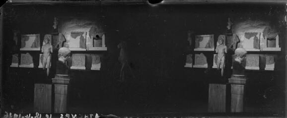 1 vue Grèce - Athènes : intérieur d'un musée (un buste et une statue d'homme, des morceaux de bas-reliefs), 18 avril 1926. Tourisme autour de la Méditerranée. / [Famille SOULAS (photographe)]