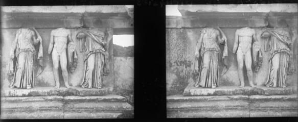 1 vue  - Grèce - Athènes : Théâtre de Dionysios, sculptures d\'un bas-relief, 26 avril 1926. Tourisme autour de la Méditerranée. / [Famille SOULAS (photographe)] (ouvre la visionneuse)