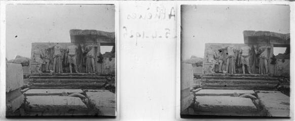 1 vue  - Grèce - Athènes : Théâtre de Dionysios, partie sculptée, 25 avril 1926. Tourisme autour de la Méditerranée. / [Famille SOULAS (photographe)] (ouvre la visionneuse)