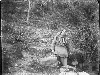 1 vue  - Femme assise sur des rochers dans un paysage forestier. / [Anonyme] (ouvre la visionneuse)