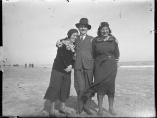 1 vue  - Homme avec deux femmes sur une plage. / [Anonyme] (ouvre la visionneuse)