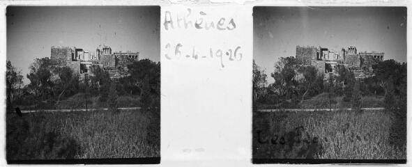 1 vue  - Grèce - Athènes : Les Propylées, 26 avril 1926. Tourisme autour de la Méditerranée. / [Famille SOULAS (photographe)] (ouvre la visionneuse)