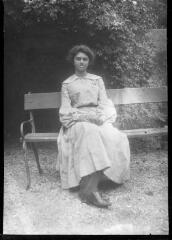 1 vue  - Femme assise sur un banc dans un jardin. / [Anonyme] (ouvre la visionneuse)