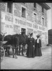 1 vue  - Vue de la façade de l\'Hôtel des touristes chez Rosset avec deux femmes devant un attelage de deux chevaux. / [Anonyme] (ouvre la visionneuse)