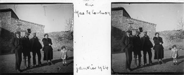 1 vue  - Portrait de famille au Mas de Cournon, janvier 1924. / [Famille SOULAS (photographe)] (ouvre la visionneuse)