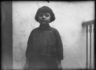1 vue  - Portrait d\'une enfant devant un mur. / [Anonyme] (ouvre la visionneuse)