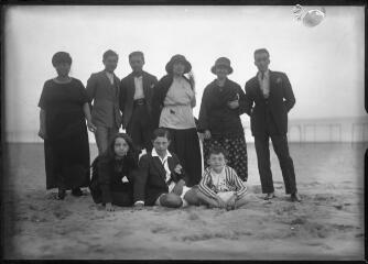 1 vue  - Portrait de famille sur la plage. / [Anonyme] (ouvre la visionneuse)