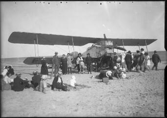 1 vue  - Groupe de personnes autour d\'un biplan posé sur la plage (Bréguet 19). / [Anonyme] (ouvre la visionneuse)